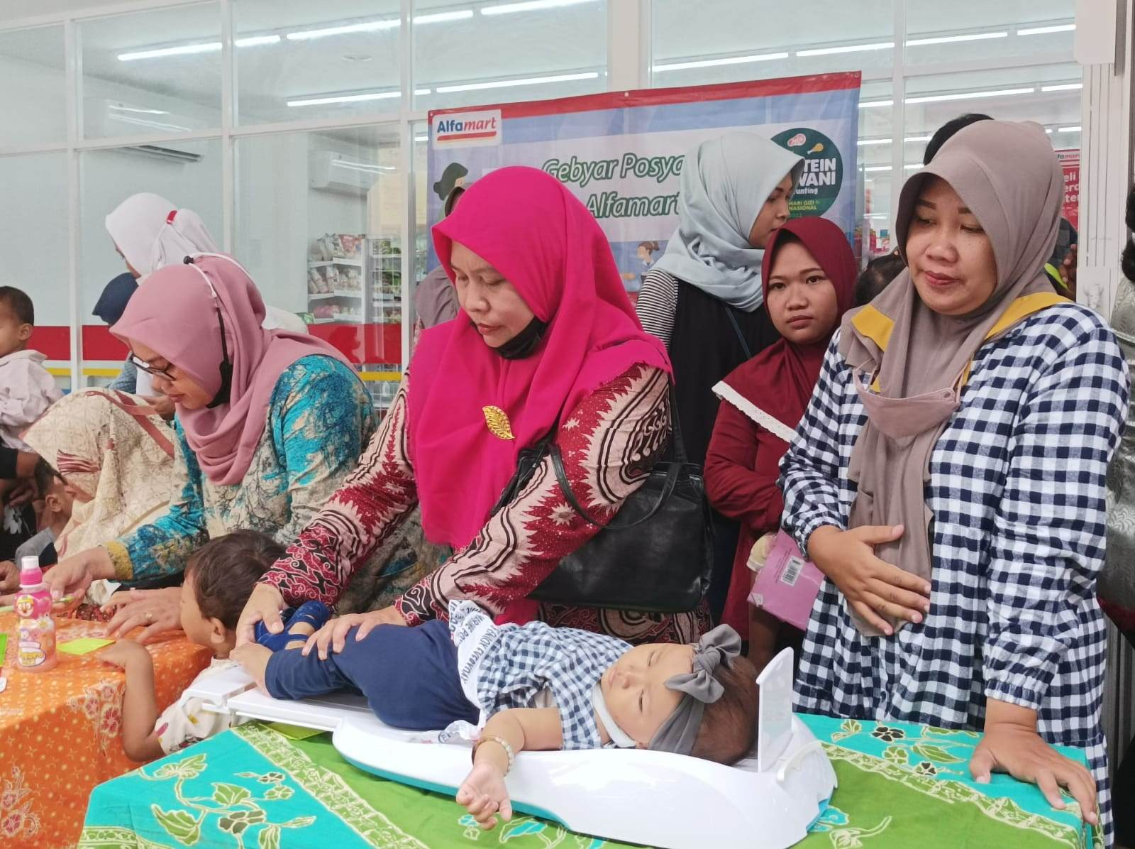 News Banner Ribuan Anak, Dewasa, Hingga Lansia Manfaatkan Gebyar Posyandu Alfamart di Hari Gizi Nasional