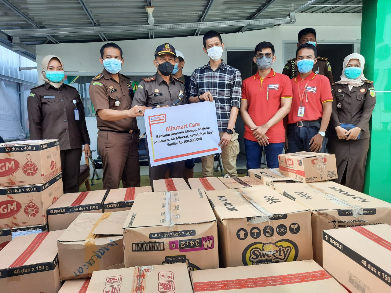 News Banner Peduli Sesama, Alfamart Serahkan Bantuan Korban Gempa Mamuju Majene Sulawesi Barat