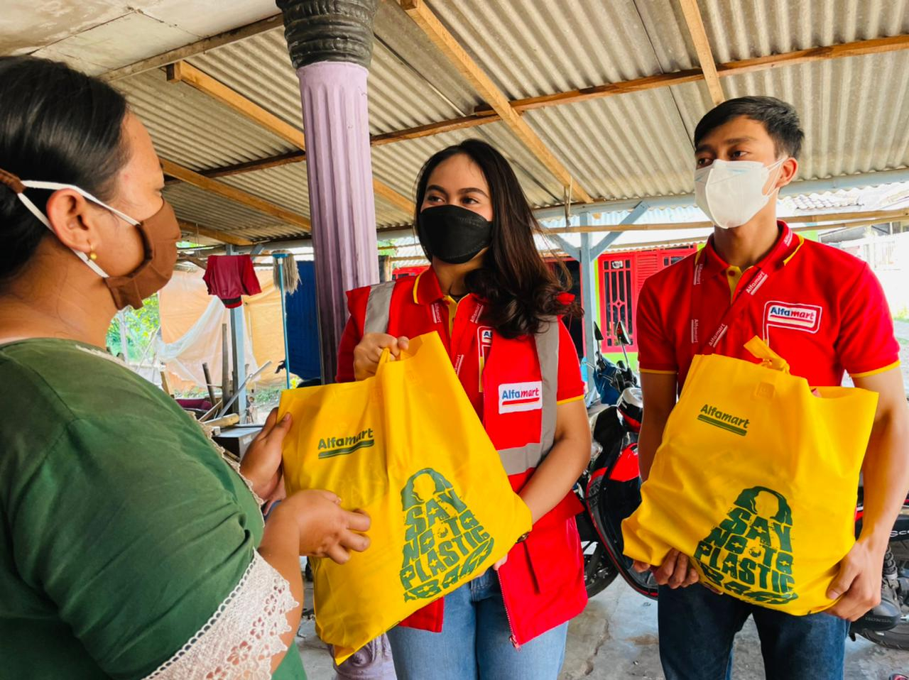 News Banner Alfamart Bagikan 20 Ribu Paket Sembako untuk Masyarakat Terdampak Covid