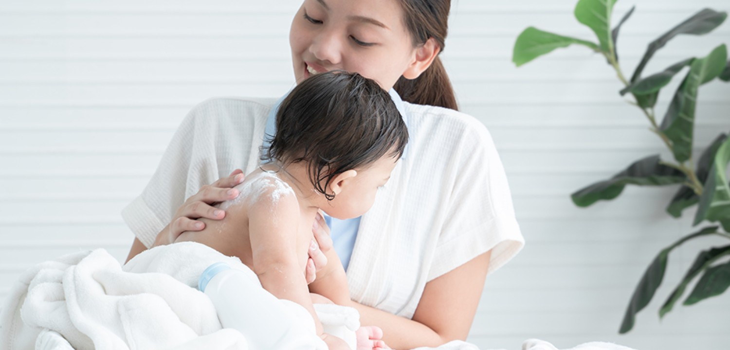 News Banner 5 Rekomendasi Bedak Bayi yang Aman untuk Kulit Bayi, Wanginya Segar!