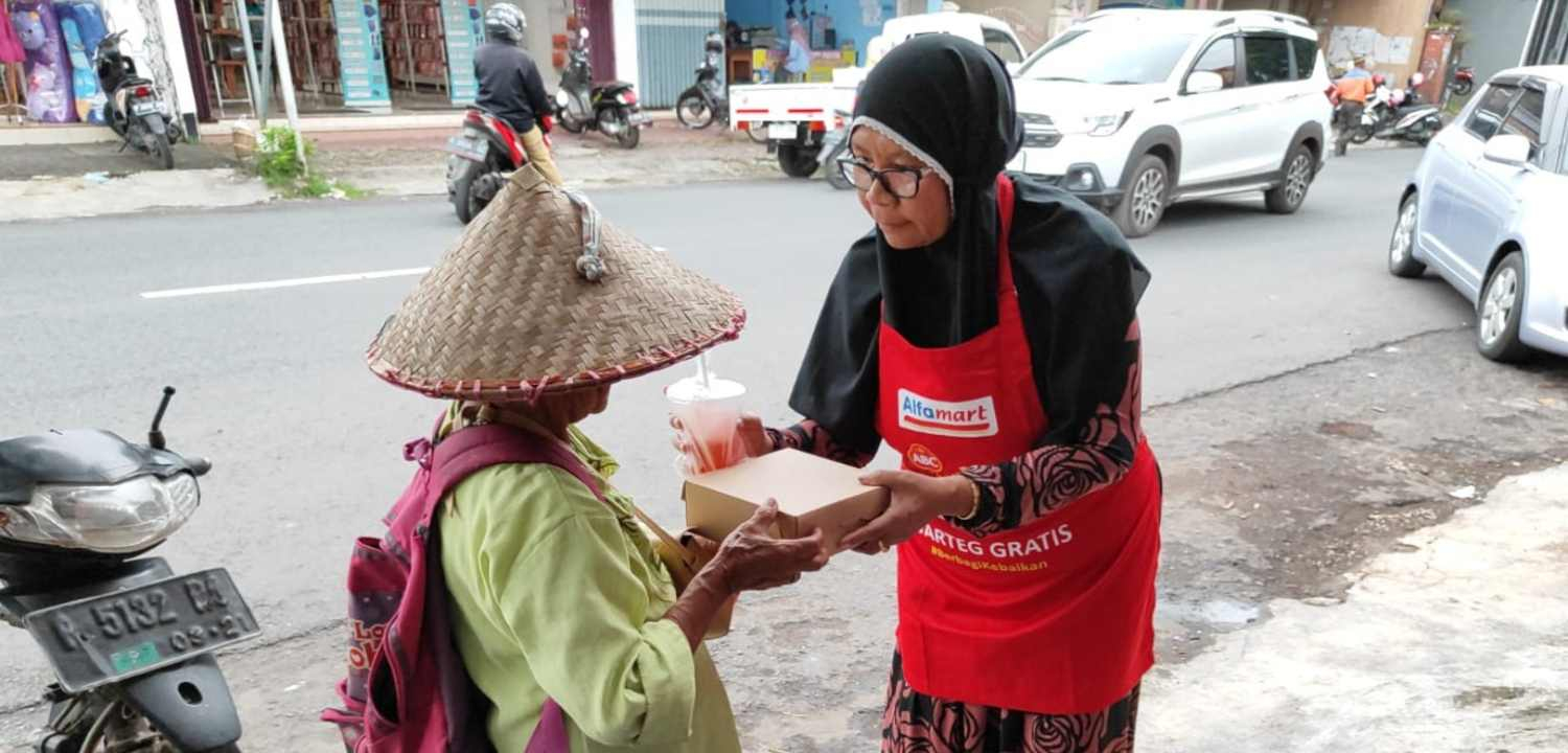 News Banner Gelar Warteg Gratis untuk Duafa, Alfamart dan Heinz ABC Bagikan 20.000 Paket Buka Puasa dari Aceh hingga Sulawesi