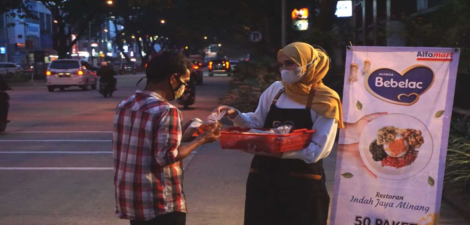 News Banner Bagikan 55.555 Paket Nutrisi Buka Puasa dari Sabang-Merauke, Alfamart dan Bebelac Pecahkan Rekor Muri