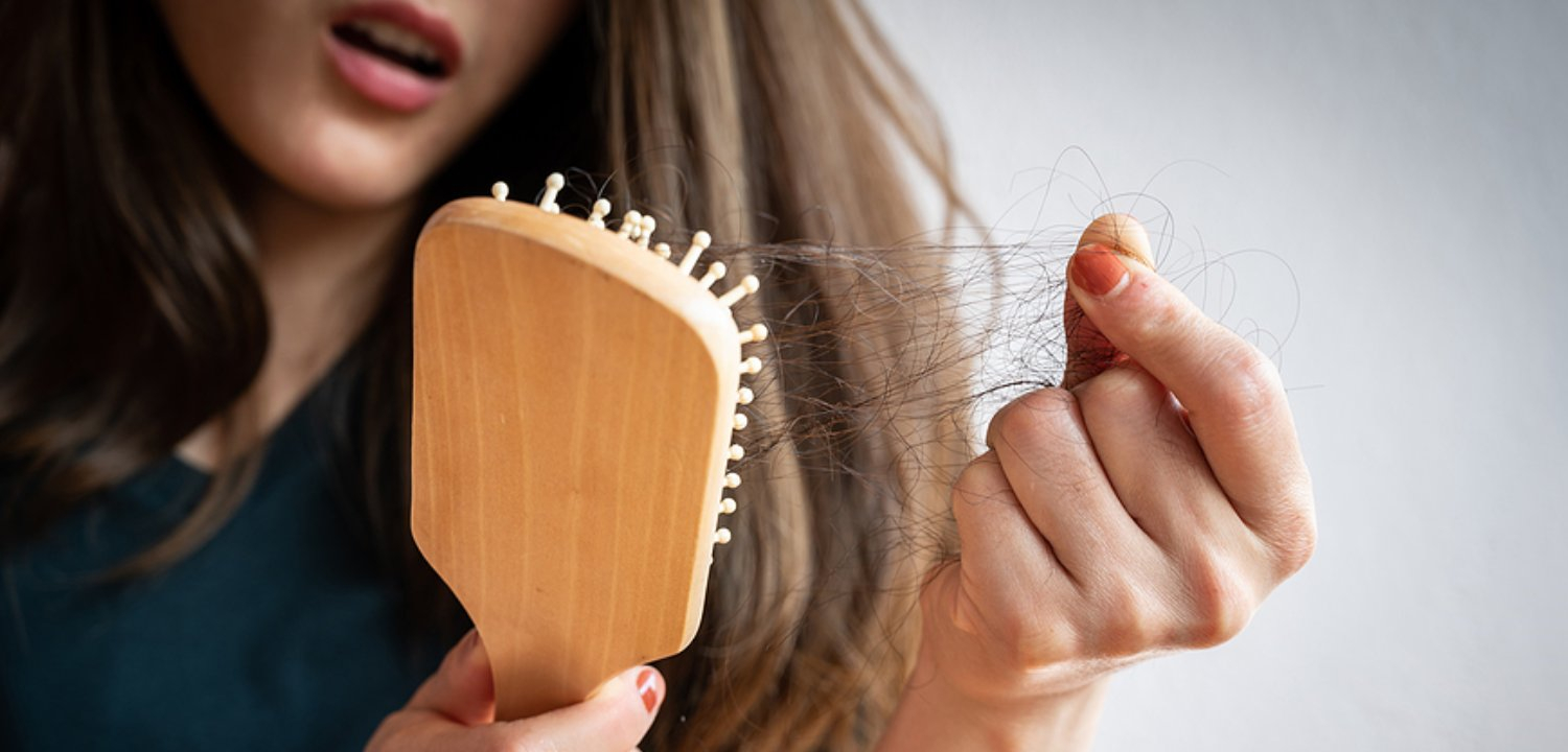 News Banner Mengenal Rambut Rontok, Gejala, Diagnosis, dan Pengobatan yang Tepat