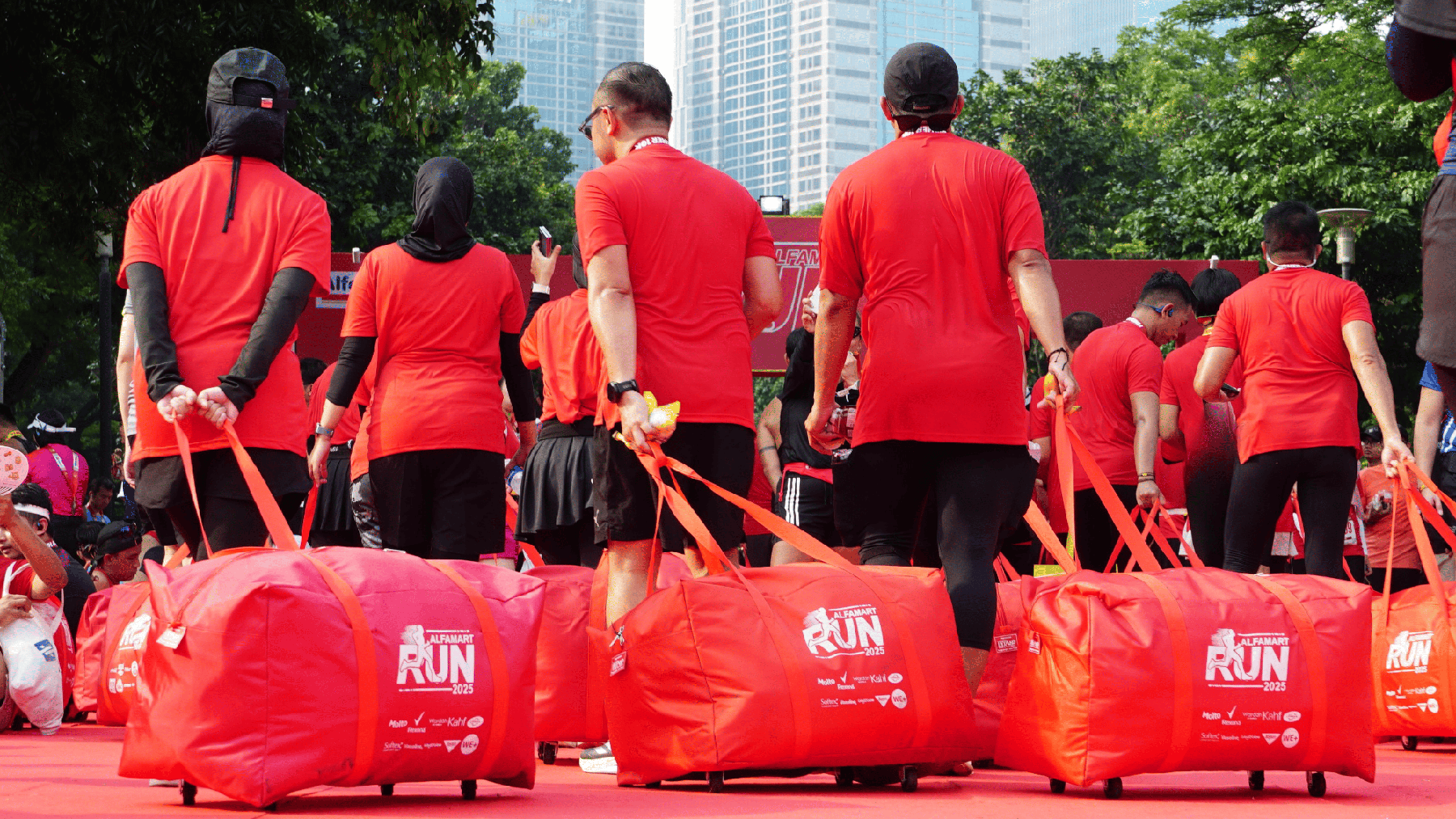 News Banner Bukan Kejar Medali, Tapi Goodie Bag 40 Kg yang Dikejar Pelari Alfamart Run 2025 Asal Yogyakarta
